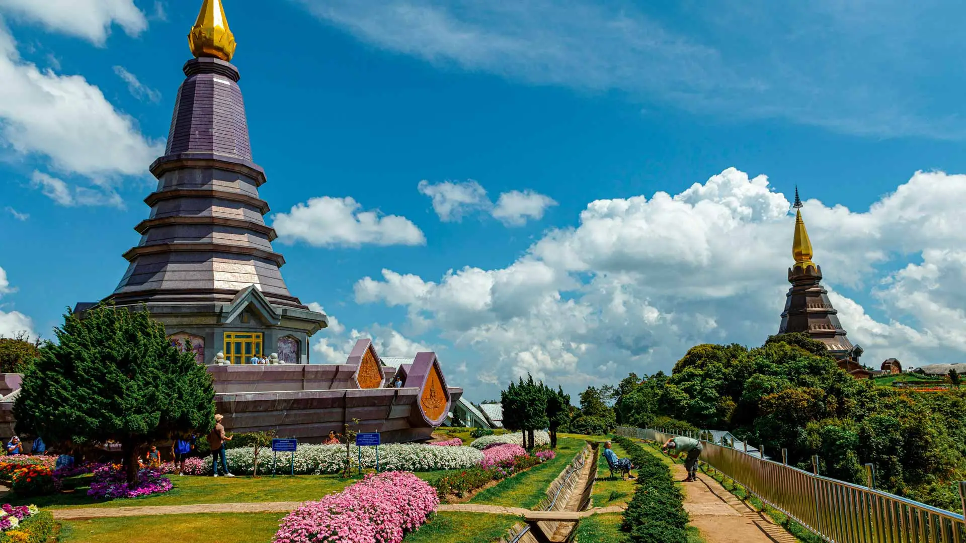 Pagodas reales entre jardines en el Parque Nacional Doi Inthanon