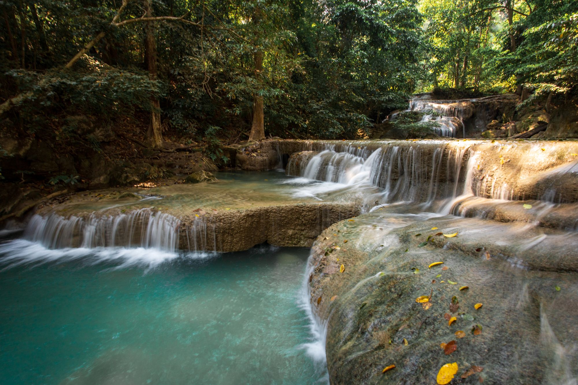 Cascadas escalonadas y piscinas turquesas en el Parque Nacional de Erawan