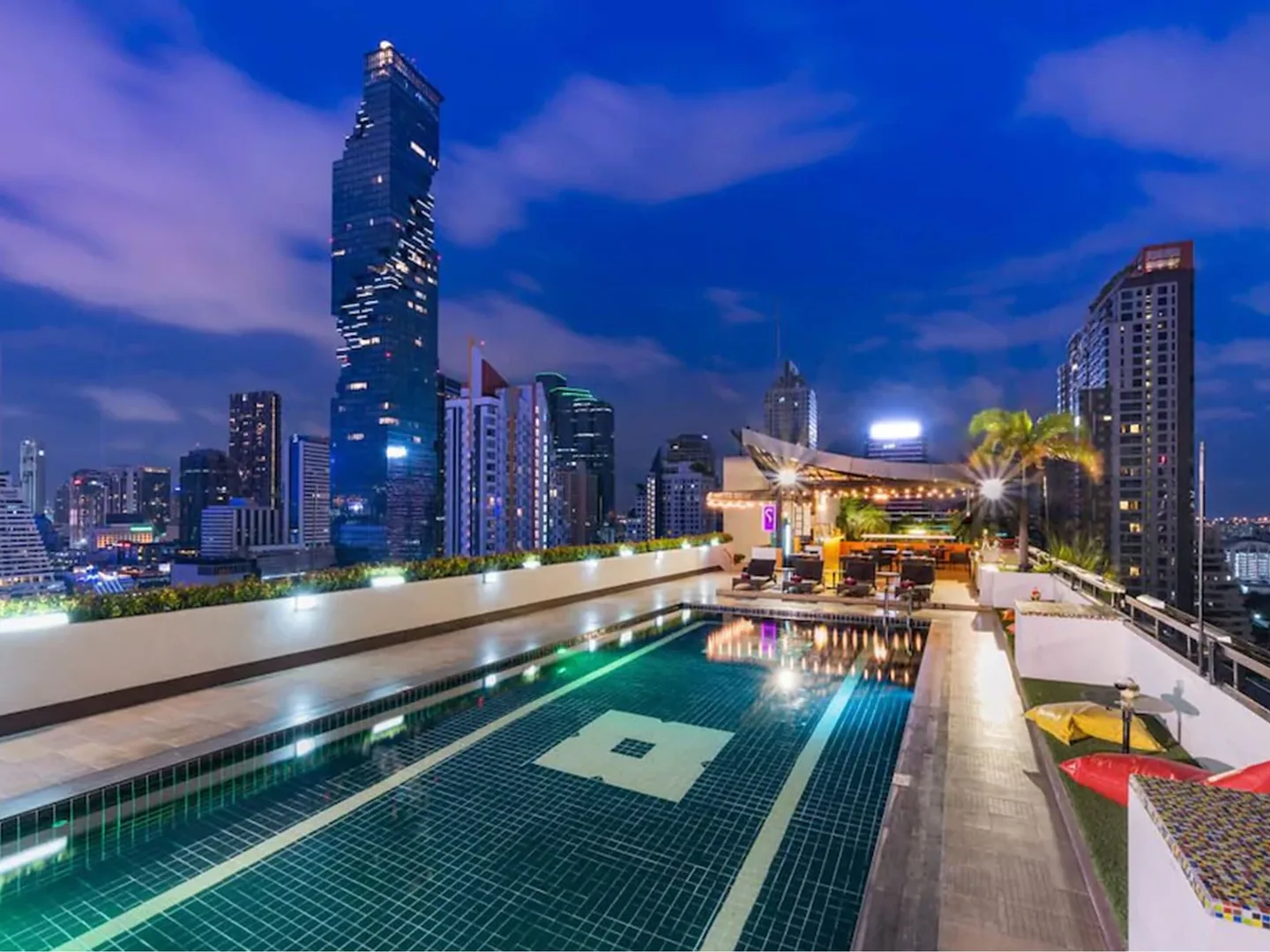 Piscina en la azotea del hotel Furama Silom con vistas a Bangkok al anochecer