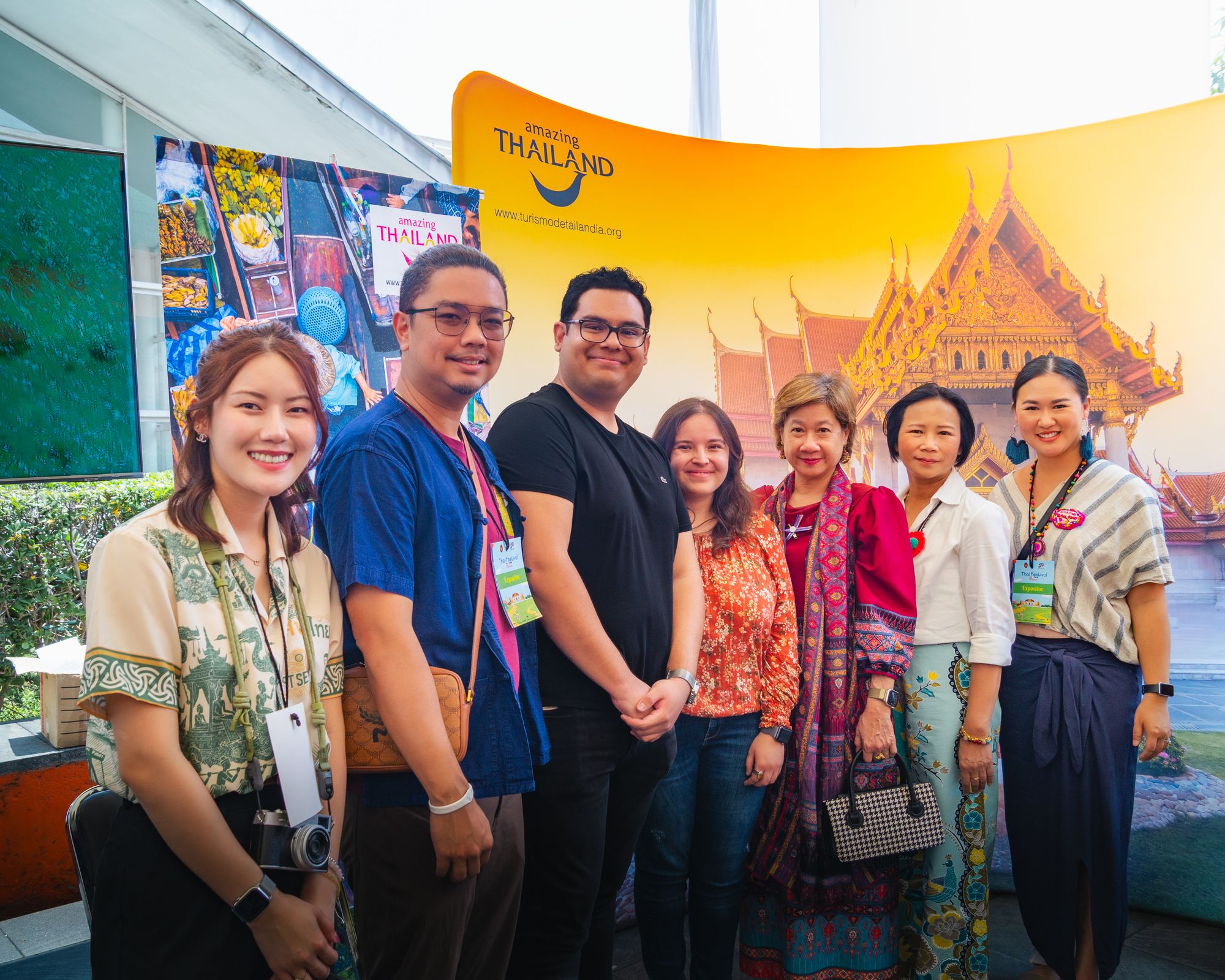Participantes del Thai Festival México frente al pabellón de Amazing Thailand en Ciudad de México