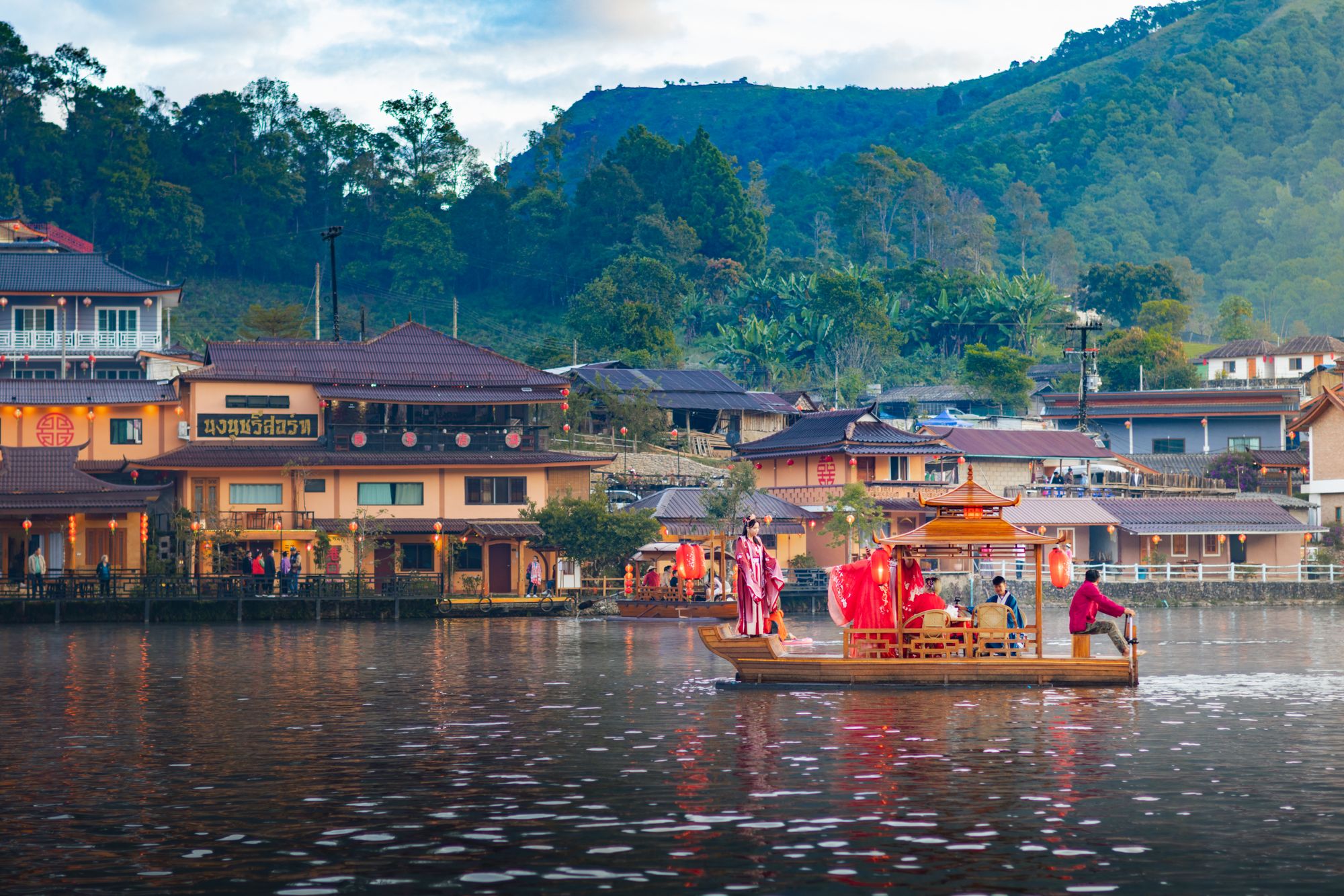 Comunidad de Ban Rak Thai junto a un lago del norte de Tailandia
