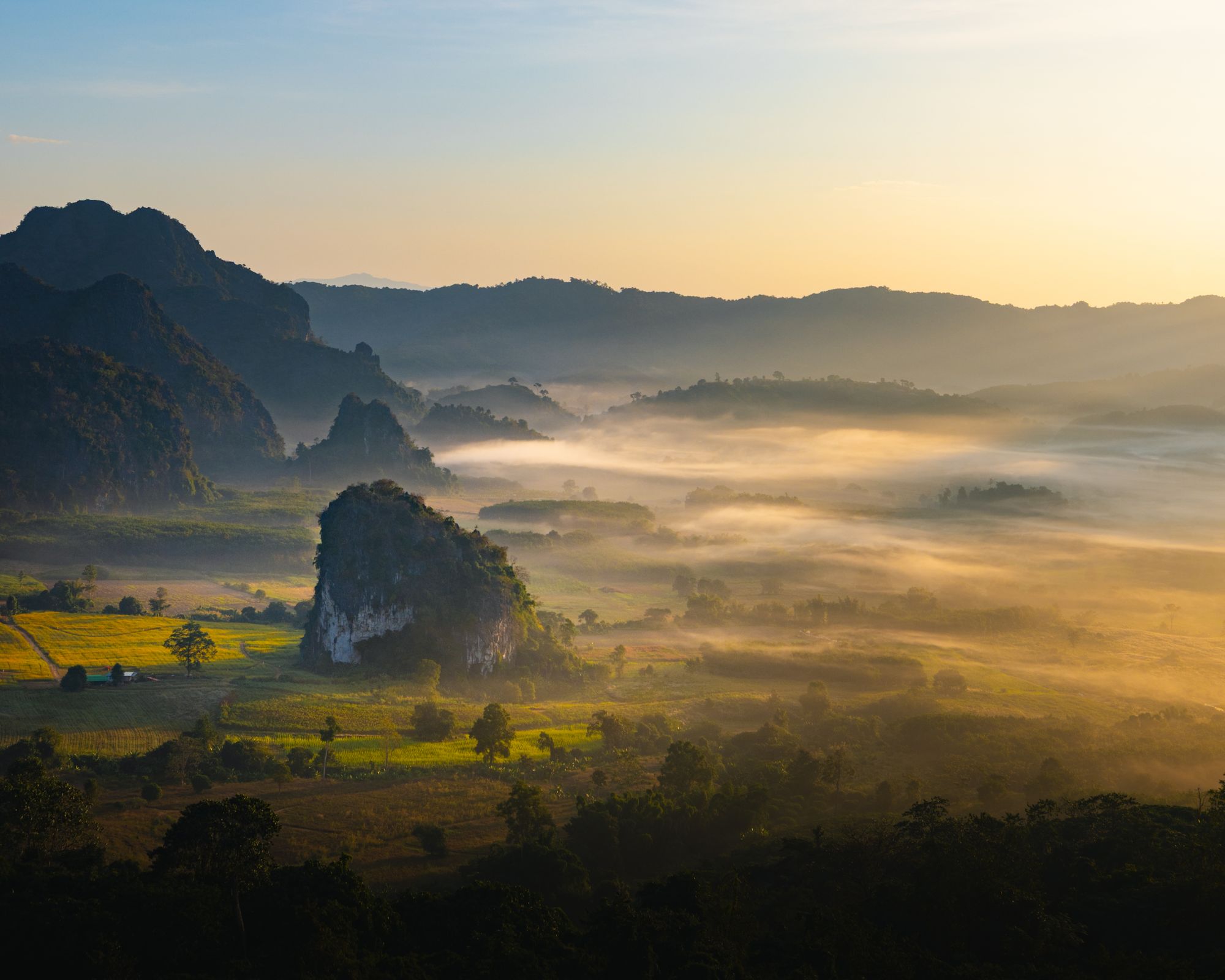 Amanecer entre montañas y niebla en Phu Langka