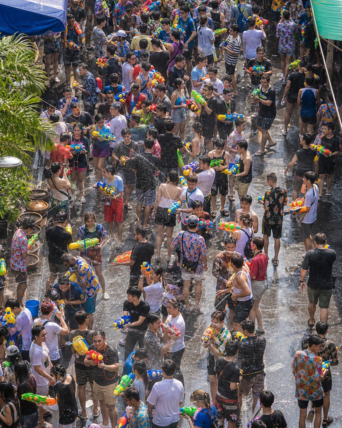 Multitud celebrando Songkran con pistolas de agua en Bangkok