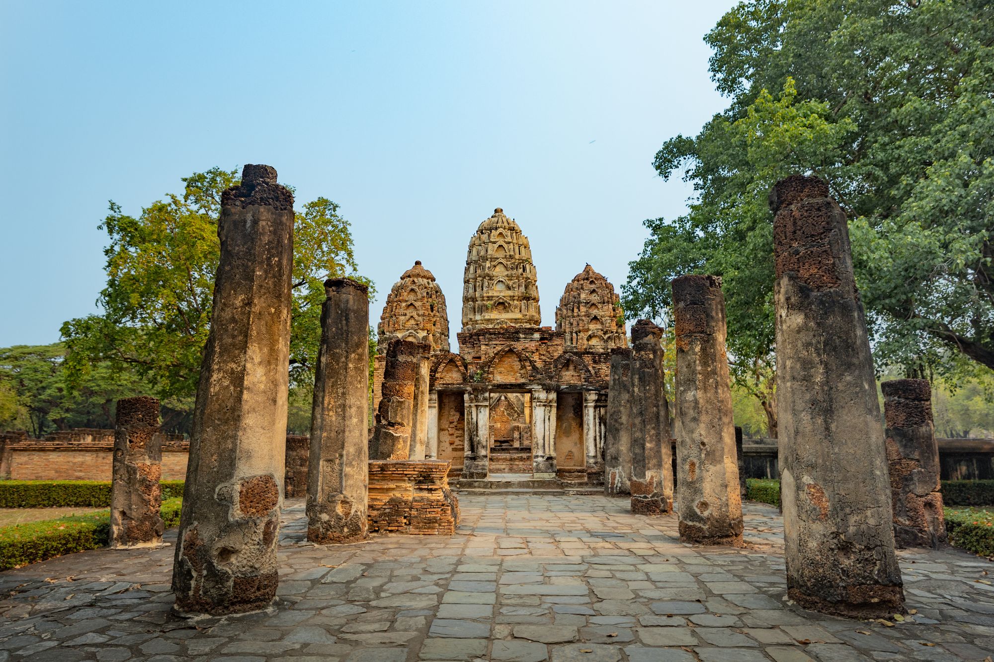 Templos históricos de Sukhothai durante la ruta por antiguas capitales