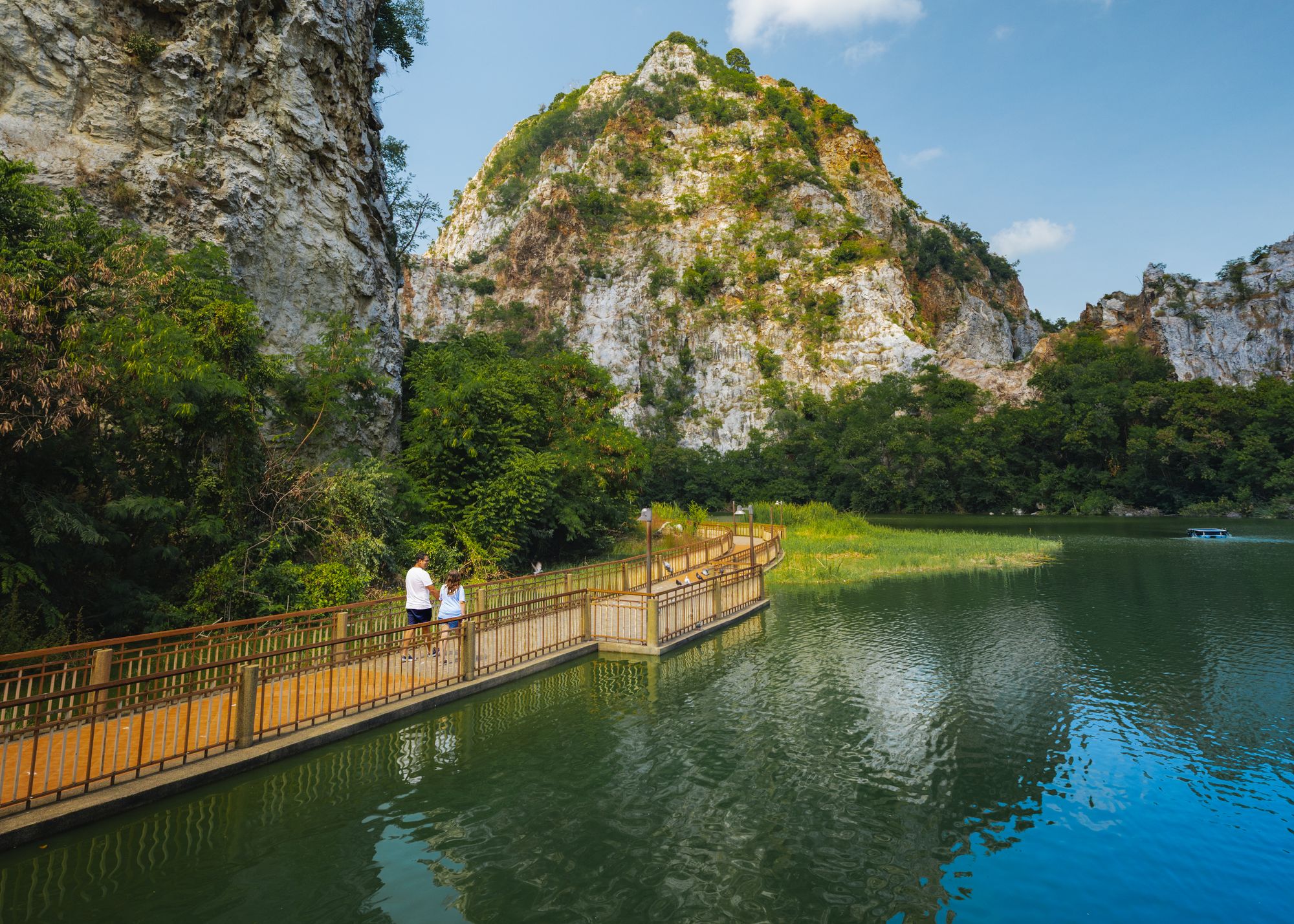 Dos viajeros recorriendo Khao Ngu Stone Park en Tailandia