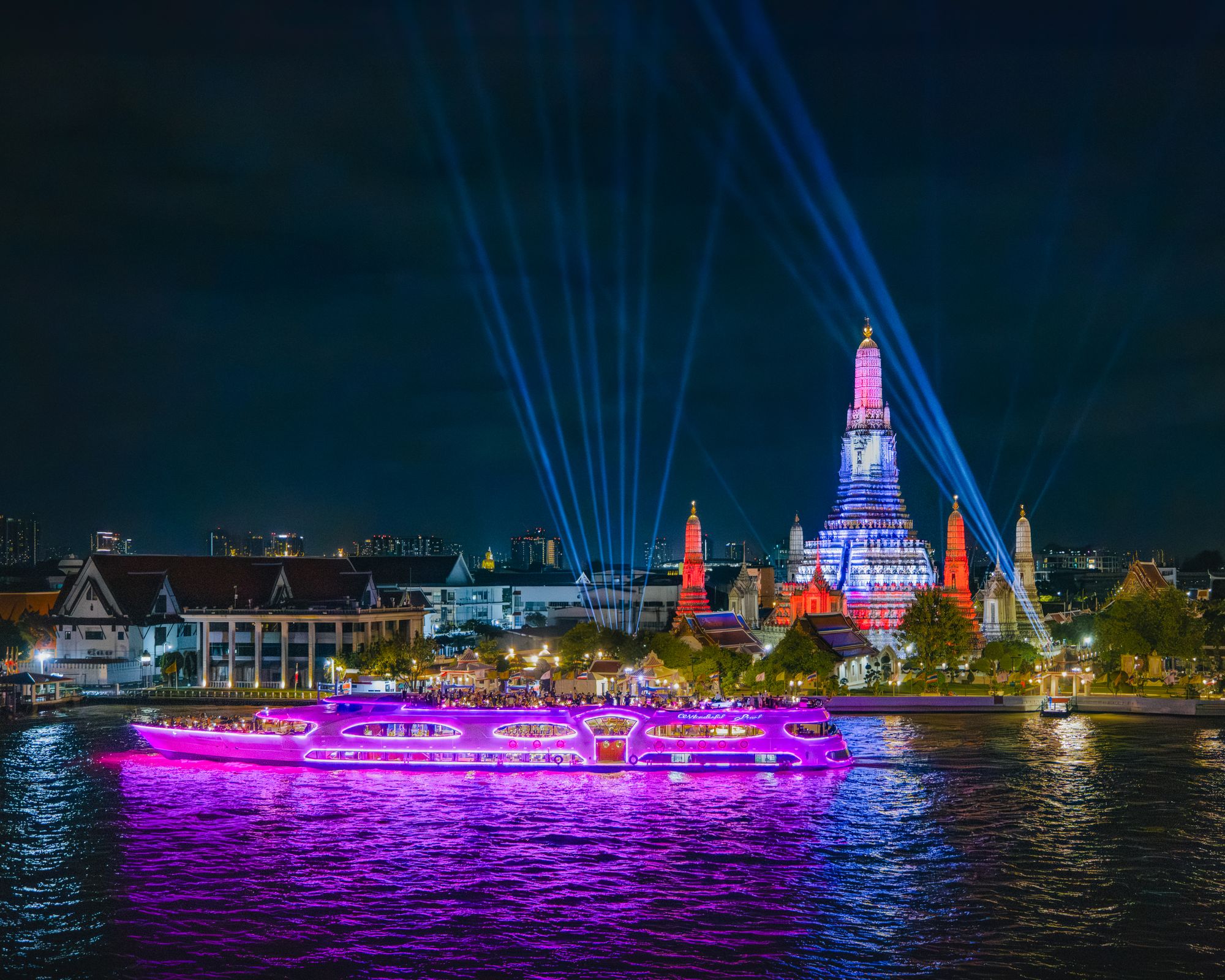 Crucero de cena por el río Chao Phraya frente a Wat Arun iluminado