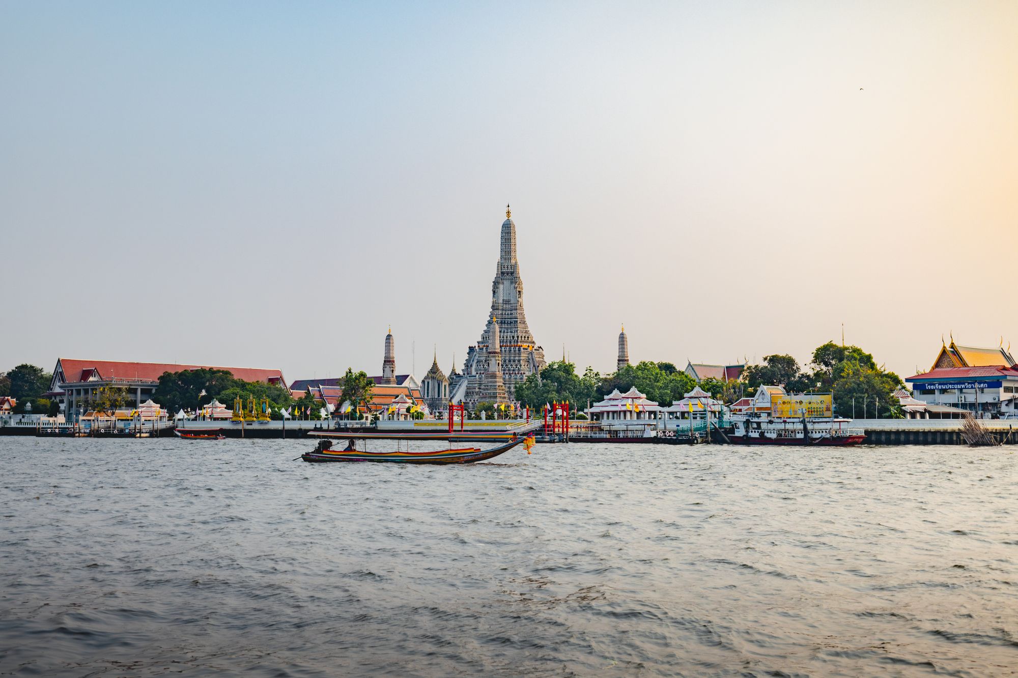Wat Arun de día junto al río Chao Phraya en Bangkok