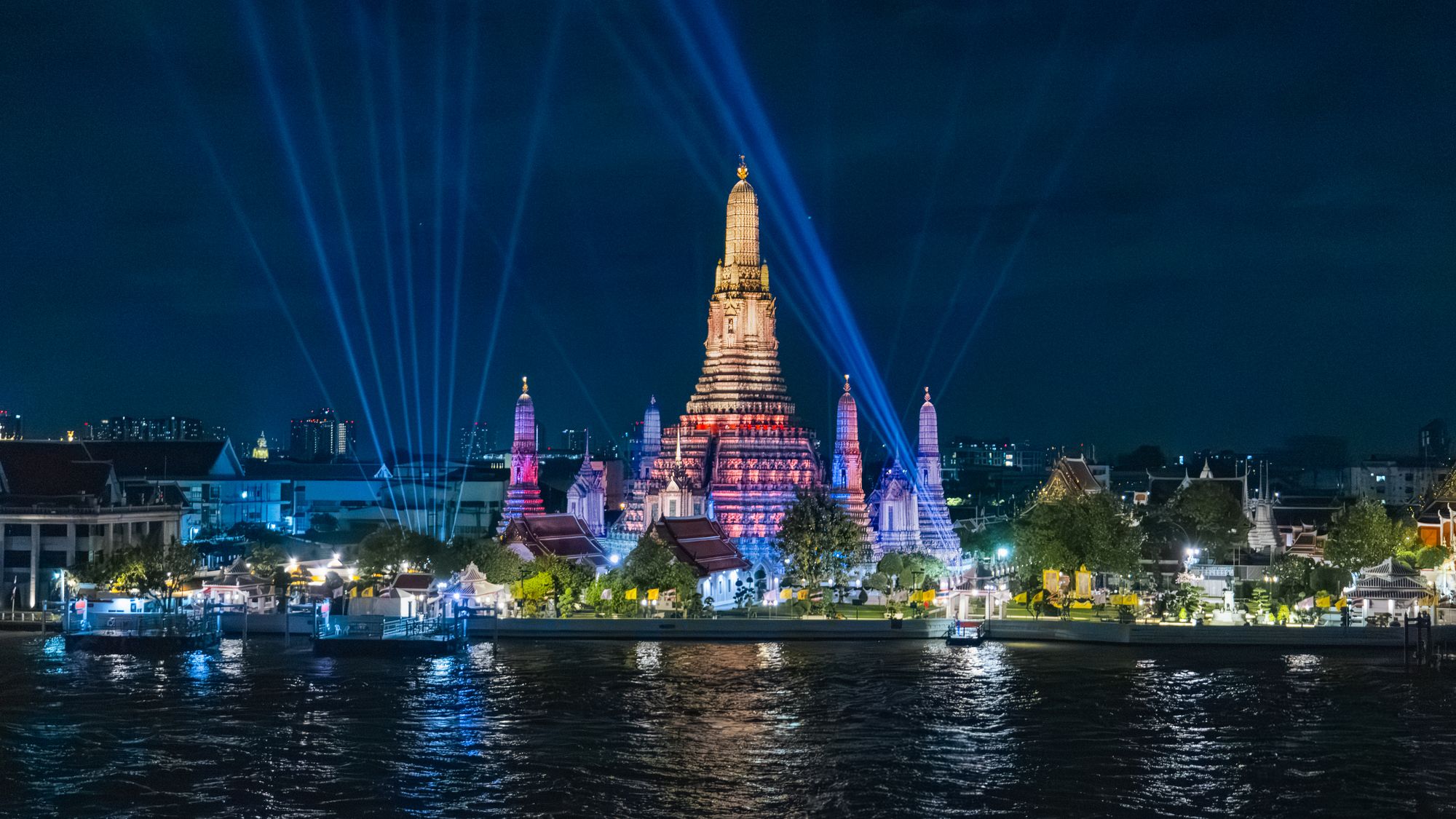 Wat Arun iluminado junto al río en Bangkok