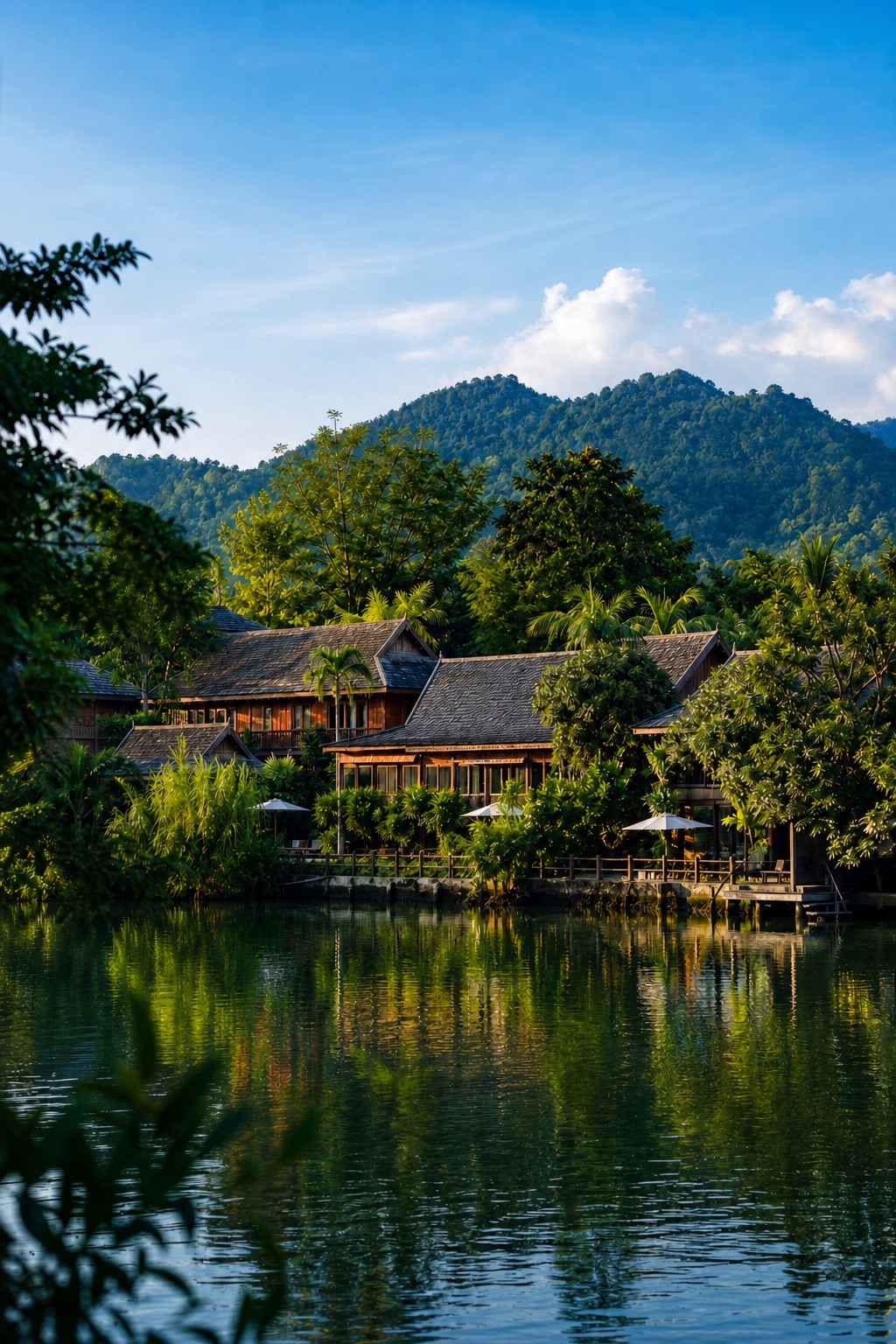 Hotel de madera junto a un río del norte de Tailandia