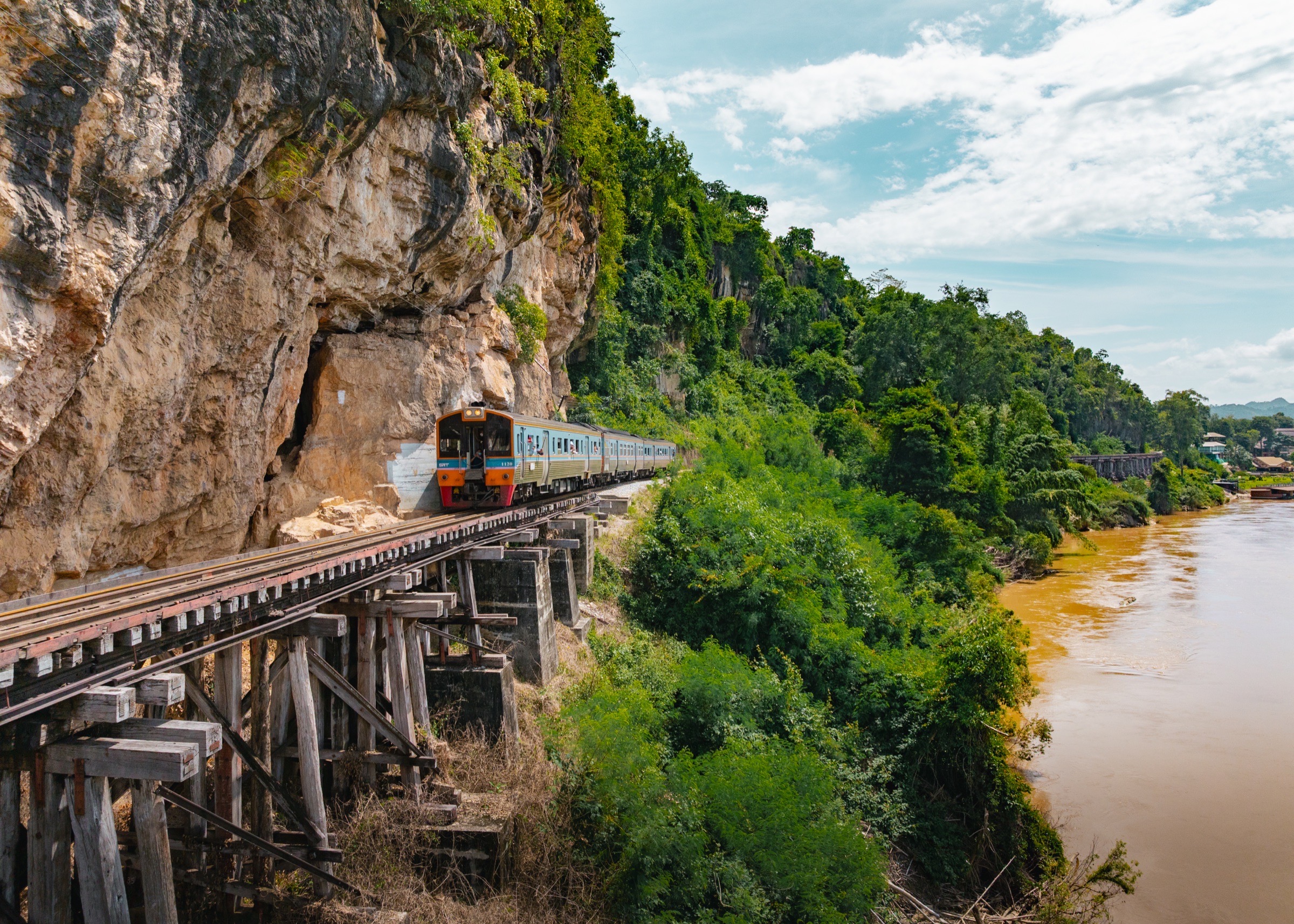 Tren recorriendo el puente junto al río Kwai